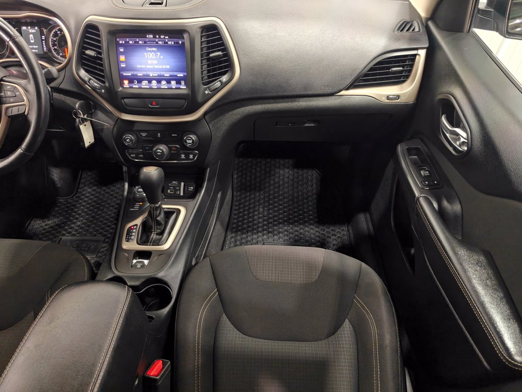 Used 2017 Jeep Cherokee Latitude w/ Cold Weather Group AWD/4WD image 22