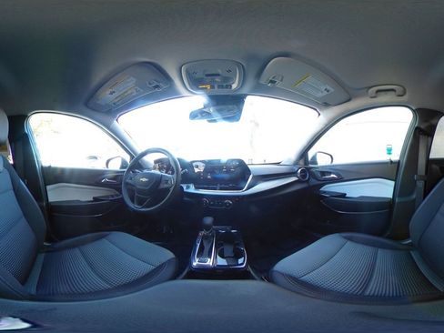 Used 2025 Chevrolet Trax LT image 42