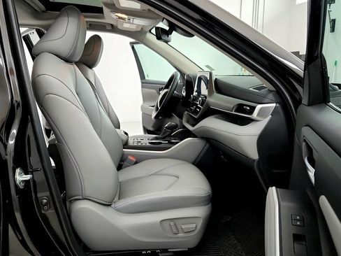 Certified 2024 Toyota Highlander XLE AWD/4WD image 17
