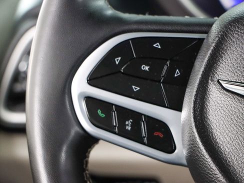 Used 2023 Chrysler Pacifica Touring-L image 13