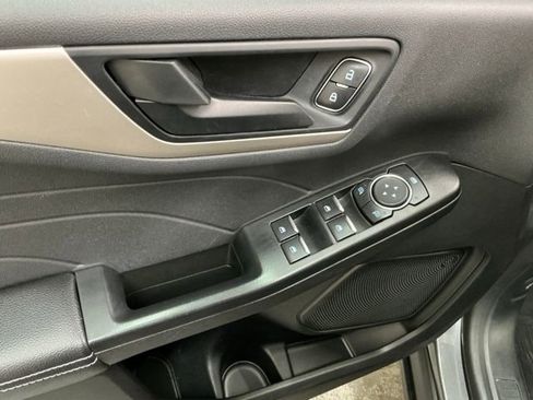 Used 2022 Ford Escape SE w/ SE Sport Appearance Package image 16