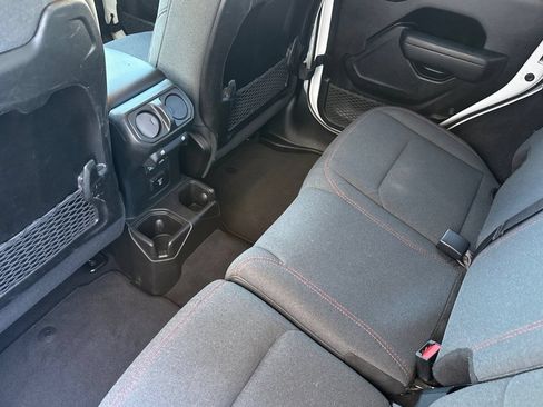 Used 2025 Jeep Wrangler Unlimited Rubicon AWD/4WD image 12