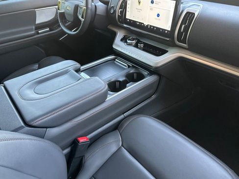 Used 2025 Ford Expedition Active image 17