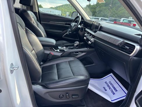 Used 2024 Kia Telluride EX w/ EX Captain's Chair Package FWD image 15