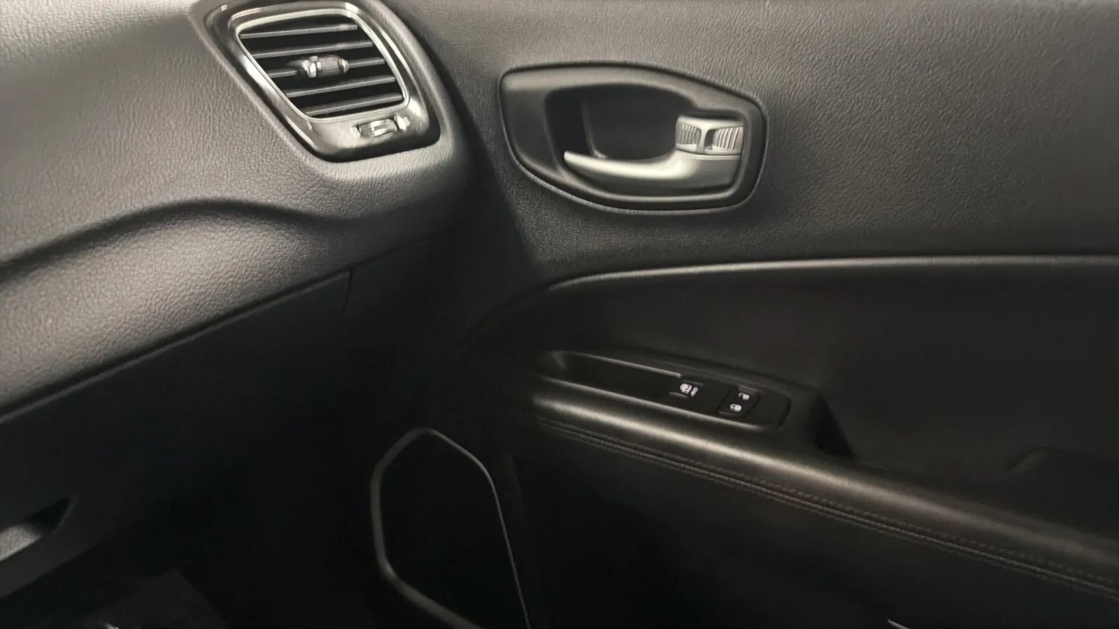 Used 2018 Jeep Compass Latitude w/ Popular Equipment Group FWD image 17