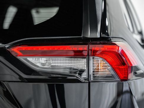 Used 2020 Toyota RAV4 XLE Premium image 6