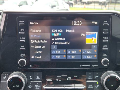 Used 2020 Toyota Highlander XLE AWD/4WD image 11