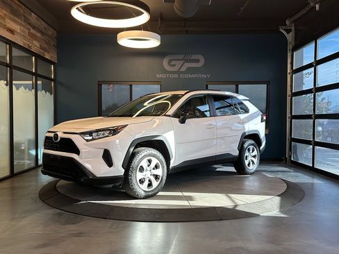 Used 2021 Toyota RAV4 LE AWD/4WD image 7