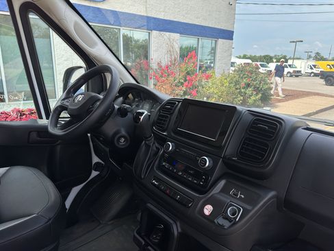 Used 2024 RAM ProMaster 2500 w/ Convenience Group FWD image 12
