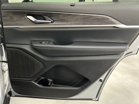 Used 2024 Jeep Grand Cherokee L Limited w/ Luxury Tech Group II image 21