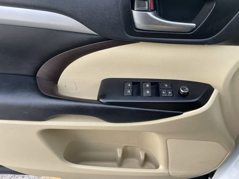 Used 2019 Toyota Highlander XLE image 34