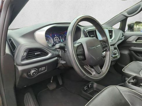 Used 2019 Chrysler Pacifica Limited w/ Advanced Safetytec Group FWD image 14