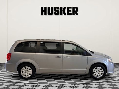 Used 2018 Dodge Grand Caravan SE w/ UConnect Hands-Free Group FWD image 2