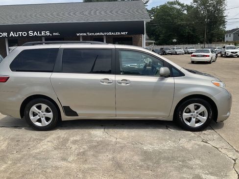 Used 2015 Toyota Sienna LE FWD image 2