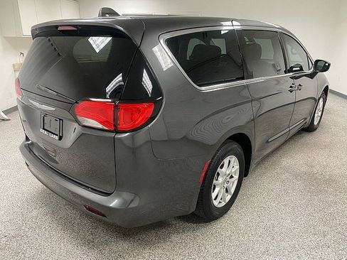 Used 2017 Chrysler Pacifica Touring image 5