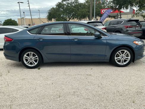 Used 2018 Ford Fusion SE w/ Fusion SE Technology Package image 5