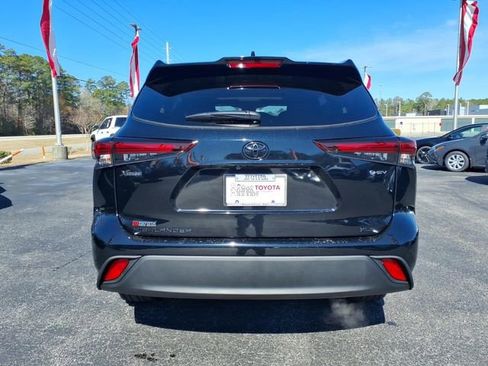 New 2026 Toyota Highlander XLE image 2
