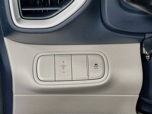 Certified 2025 Hyundai Venue Limited FWD image 9