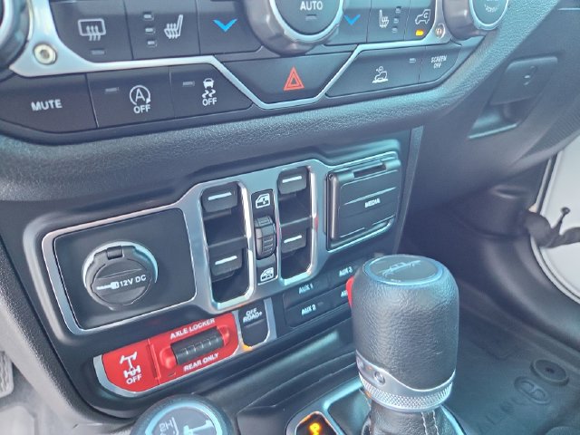 Used 2024 Jeep Gladiator Mojave AWD/4WD image 11