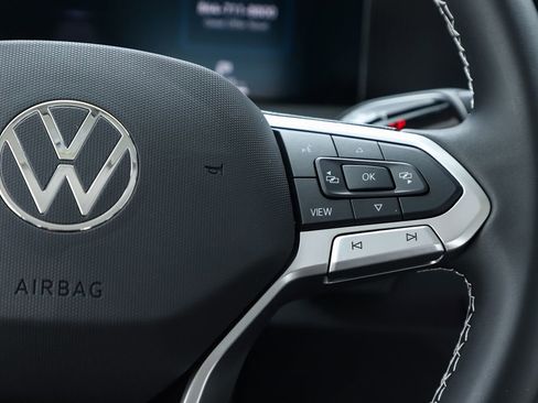 New 2025 Volkswagen Tiguan SE image 59