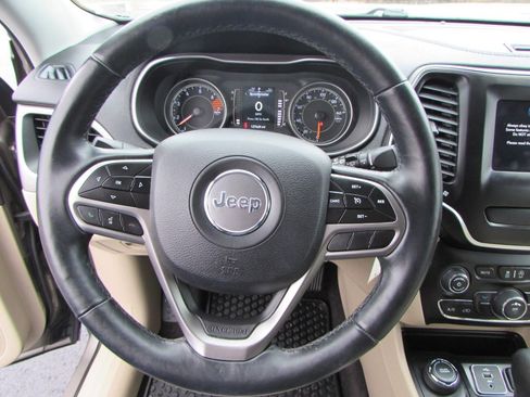 Used 2019 Jeep Cherokee Latitude w/ Cold Weather Group image 15