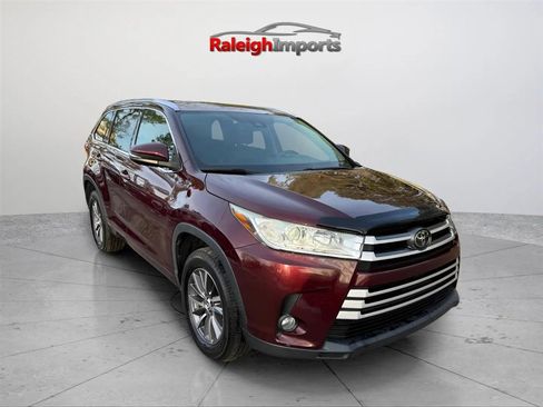 Used 2017 Toyota Highlander XLE FWD image 4