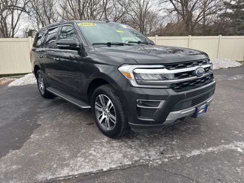 Used 2023 Ford Expedition Limited image 3