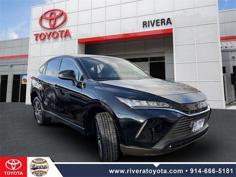 Used 2022 Toyota Venza LE image 2