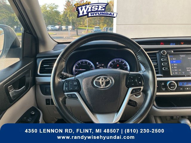 Used 2019 Toyota Highlander XLE FWD image 18