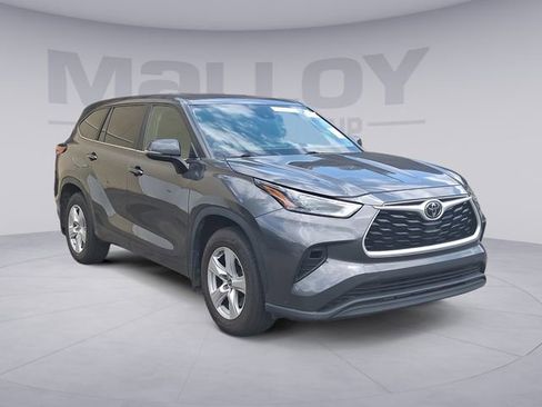 Used 2023 Toyota Highlander LE AWD/4WD image 7