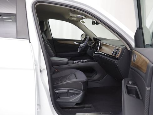 Certified 2024 Volkswagen Atlas SE w/ Black Wheel Package image 18