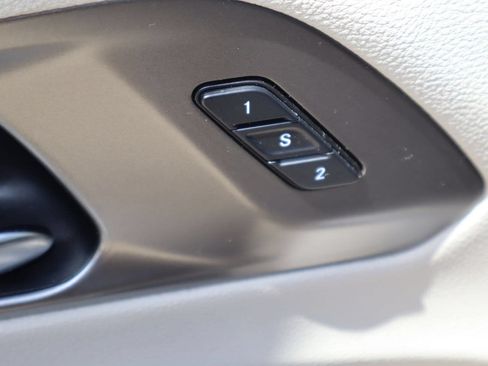 Used 2023 Chrysler Pacifica Touring-L FWD image 21