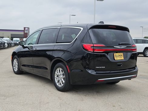 New 2026 Chrysler Pacifica Select image 5