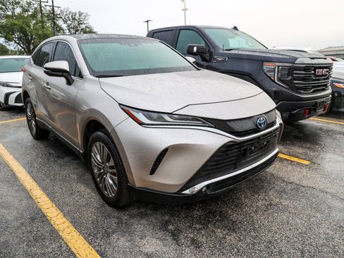 Used 2024 Toyota Venza Limited image 6