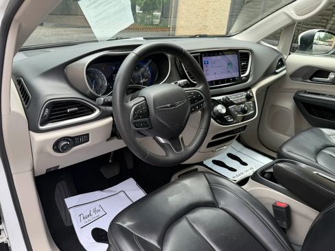 Used 2023 Chrysler Pacifica Touring-L FWD image 21