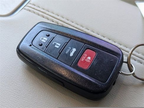 Used 2020 Toyota Avalon Limited image 31