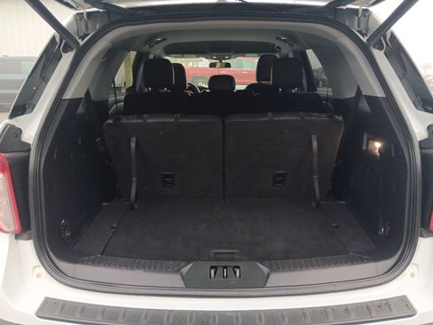 Used 2022 Ford Explorer XLT w/ Equipment Group 202A image 7