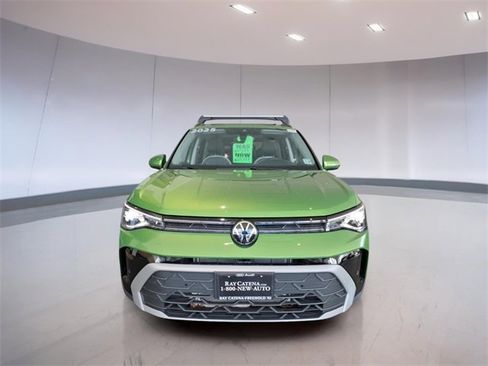 Used 2025 Volkswagen Taos SE w/ Panoramic Sunroof Package image 2