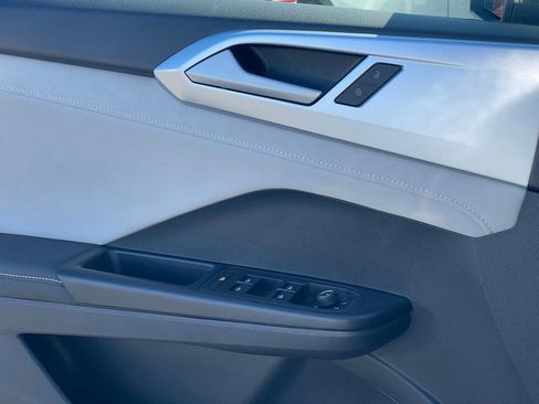 Certified 2025 Volkswagen Taos SE w/ Panoramic Sunroof Package image 29