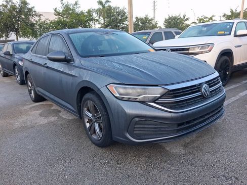 Used 2022 Volkswagen Jetta SE FWD image 2