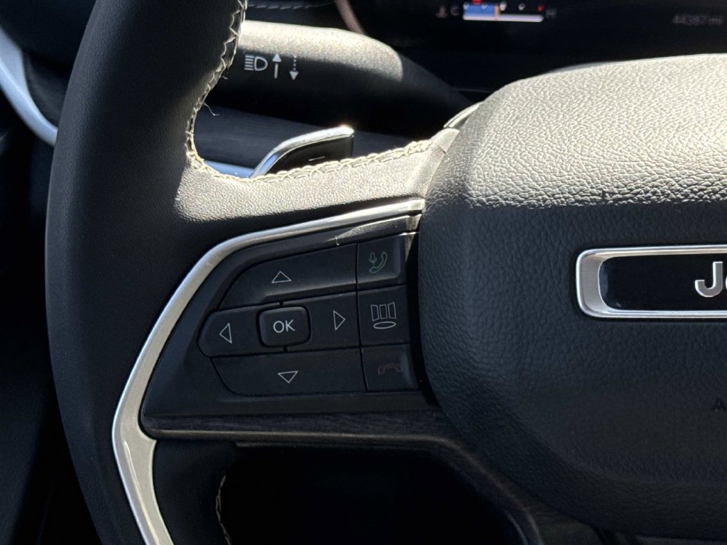 Used 2023 Jeep Grand Cherokee Limited AWD/4WD image 12