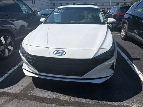 Used 2023 Hyundai Elantra SEL w/ Convenience Package FWD image 3