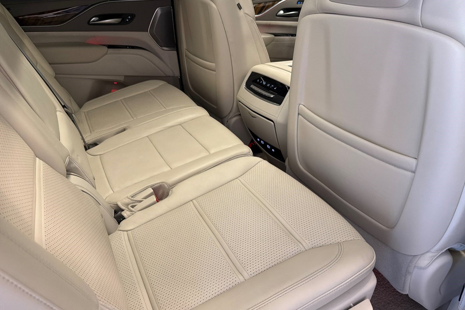 Used 2022 Cadillac Escalade Sport Platinum w/ Heavy-Duty Trailer Package AWD/4WD image 32