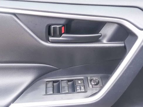 Used 2019 Toyota RAV4 LE FWD image 20