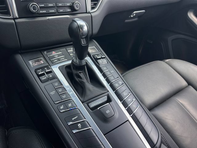 Used 2018 Porsche Macan w/ Premium Package Plus AWD/4WD image 26