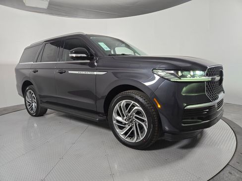 New 2026 Lincoln Navigator Premiere AWD/4WD image 2