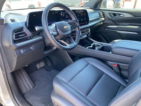 Used 2025 Chevrolet Traverse LT FWD image 28
