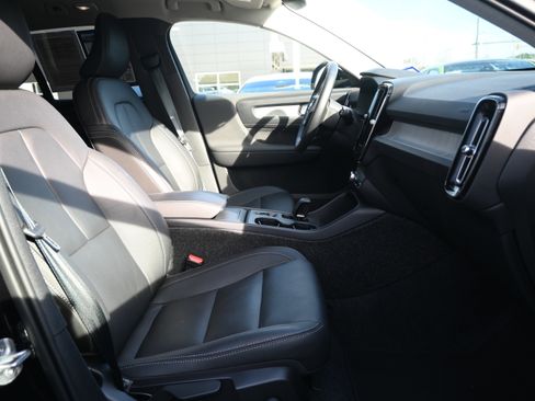 Used 2025 Volvo XC40 B5 Core image 16