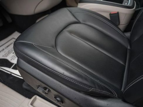 Used 2024 Chrysler Pacifica Touring-L image 33