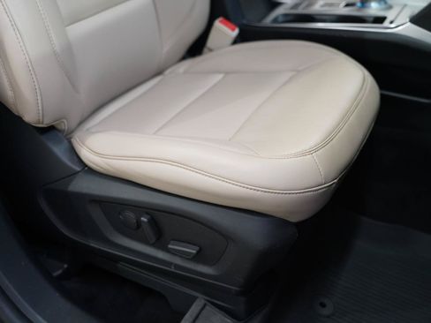 Used 2022 Ford Explorer XLT w/ Equipment Group 202A RWD image 31